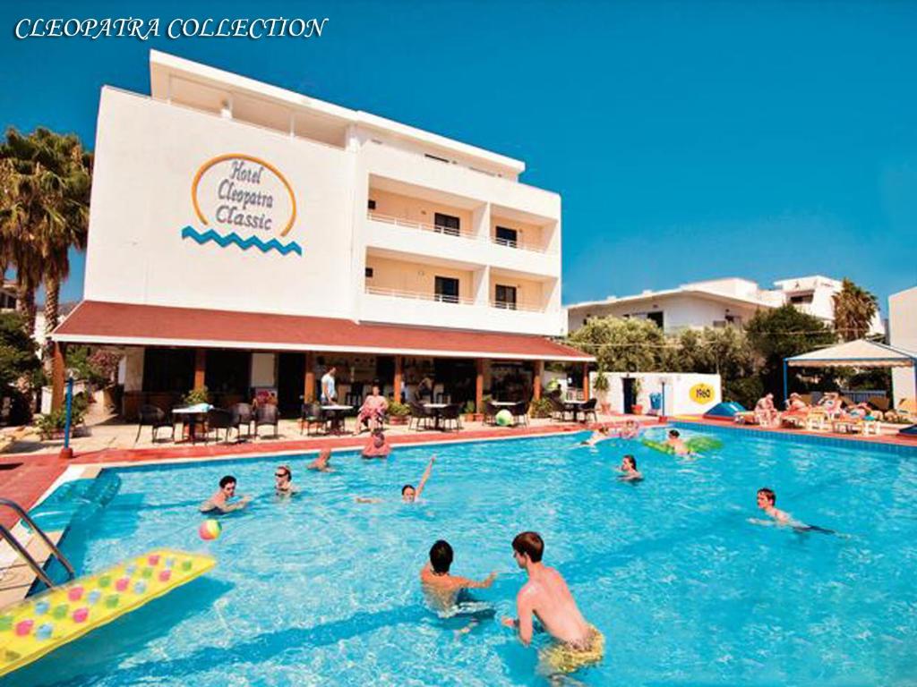 Bazén v ubytování Cleopatra Classic Hotel nebo v jeho okolí