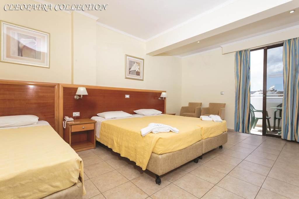 Postel nebo postele na pokoji v ubytování Cleopatra Classic Hotel