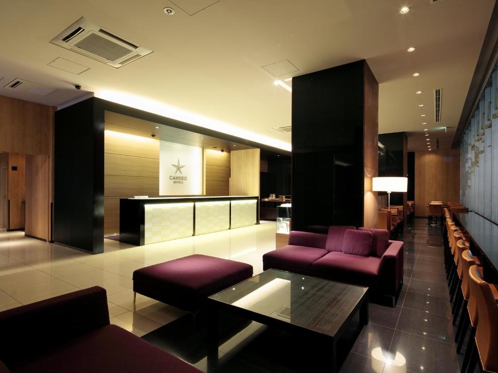 um átrio com cadeiras roxas e uma sala de espera em Candeo Hotels Chino em Chino