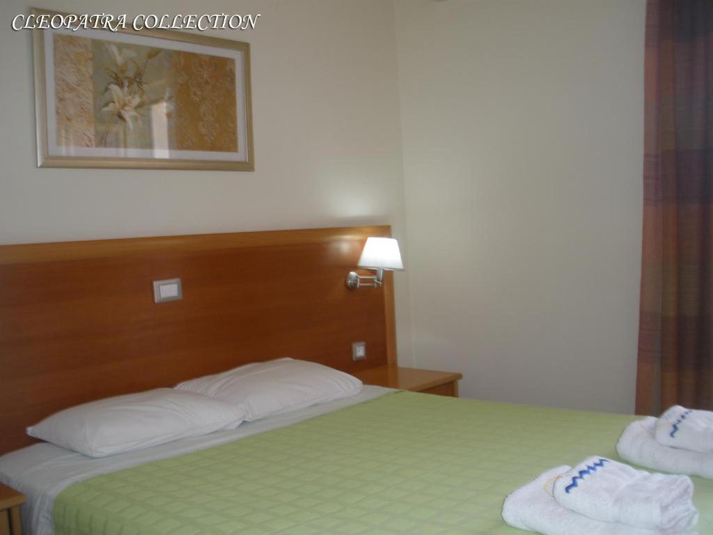 Postel nebo postele na pokoji v ubytování Cleopatra Classic Hotel