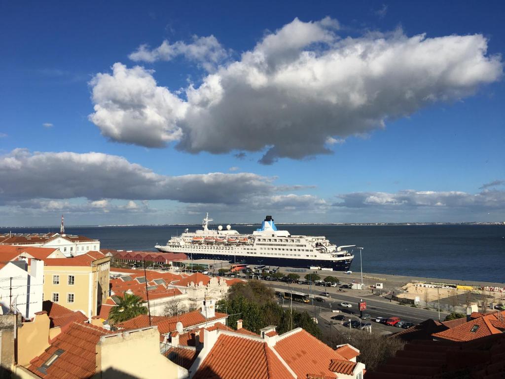 un bateau de croisière est amarré dans un port dans l'établissement Alfama Flats - Beco Dos Ramos, à Lisbonne