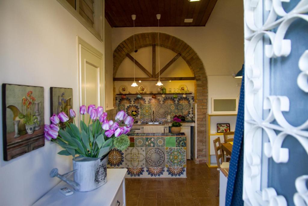 een keuken met paarse bloemen in een vaas op een aanrecht bij A Casa Di Agata in Pellezzano