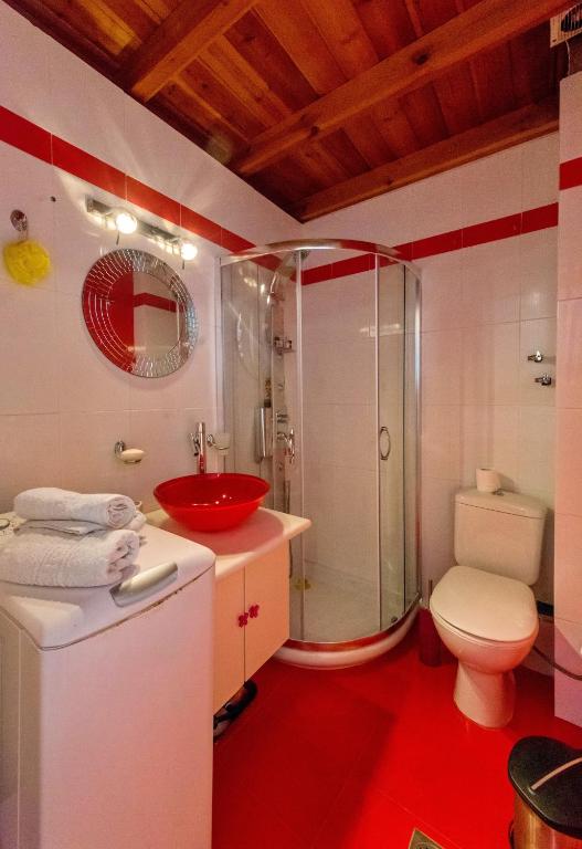 A bathroom at Kalamata Suites
