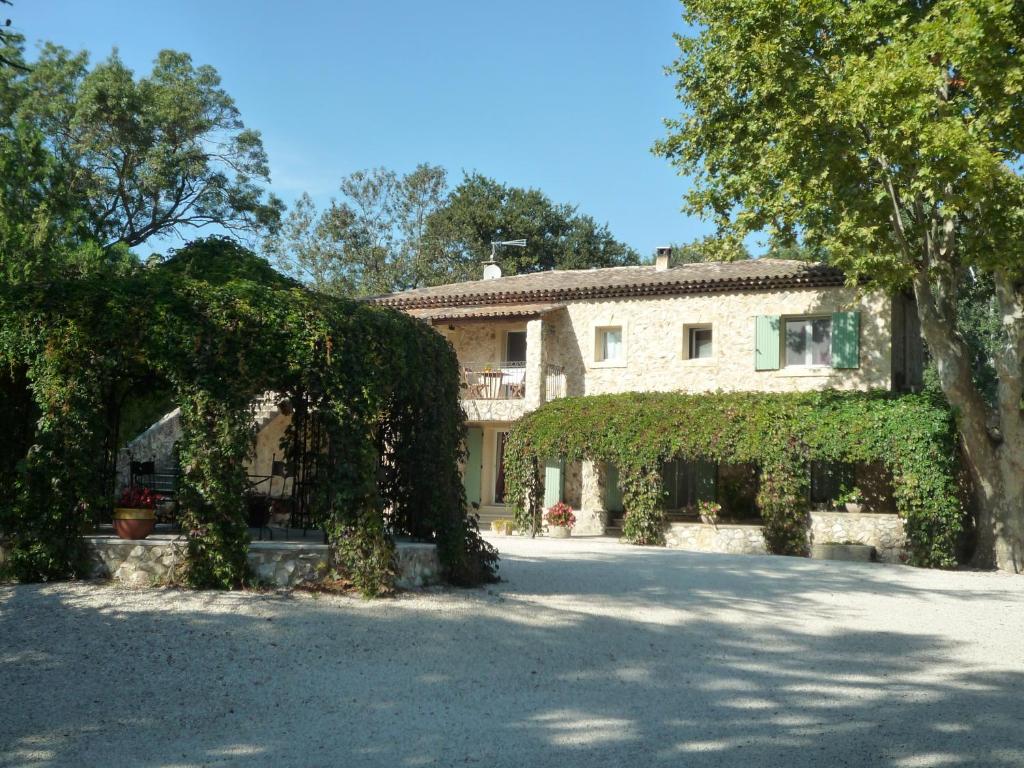 a house with ivy growing on the side of it at Mas de l'ile in Avignon