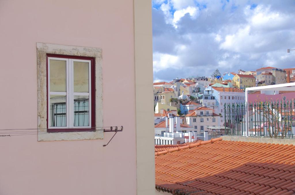 リスボンにあるCentral Lisbon Flat with a Viewの窓から市街の景色を望む建物