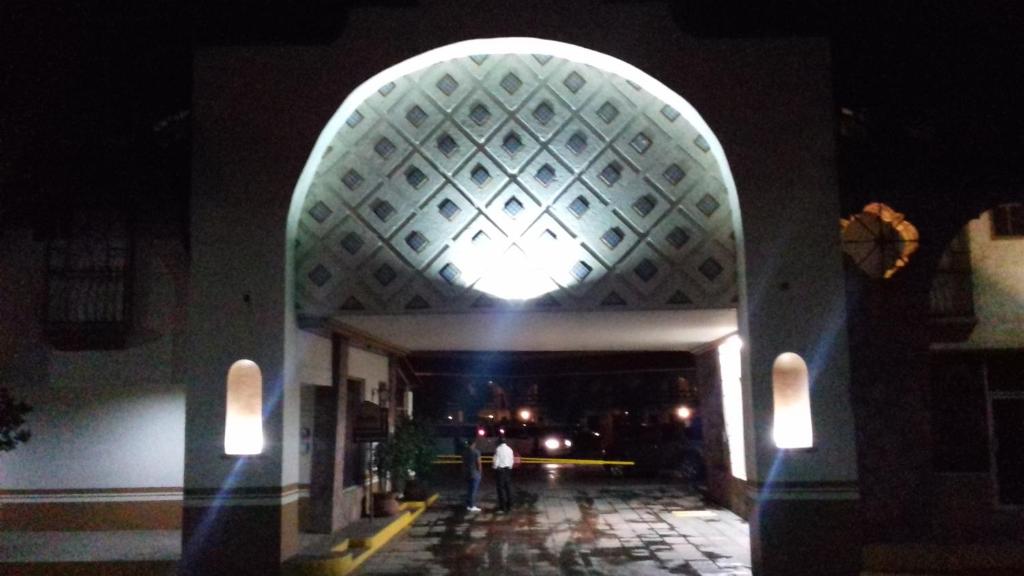 Hotel Los Arcos في ولاية دورانغو: مبنى كبير بسقف ثابت في الليل