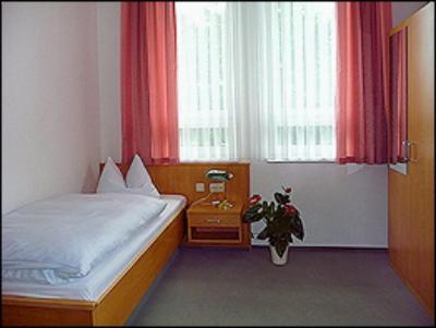 Postel nebo postele na pokoji v ubytování Gasthaus & Pension Zum Hirsch