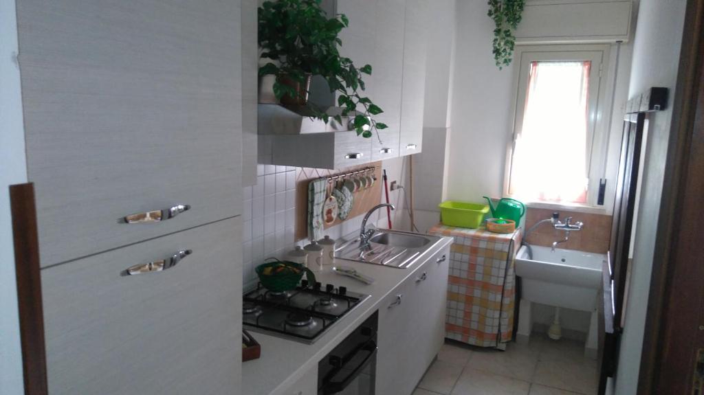 małą kuchnię ze zlewem i kuchenką w obiekcie Casa Alba w Cefalù