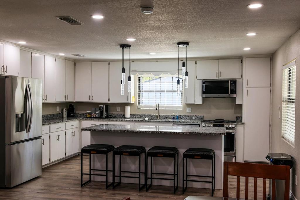 Boston Kitchen New Boston Apt Three 4BR 2 Gig Wi-Fi 99in TV, New Boston (updated ...