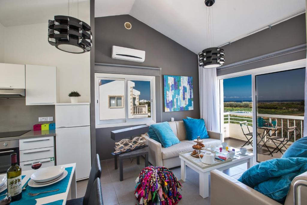 普羅塔拉斯的住宿－Nicholas Seaview Apartments，客厅配有沙发和桌子