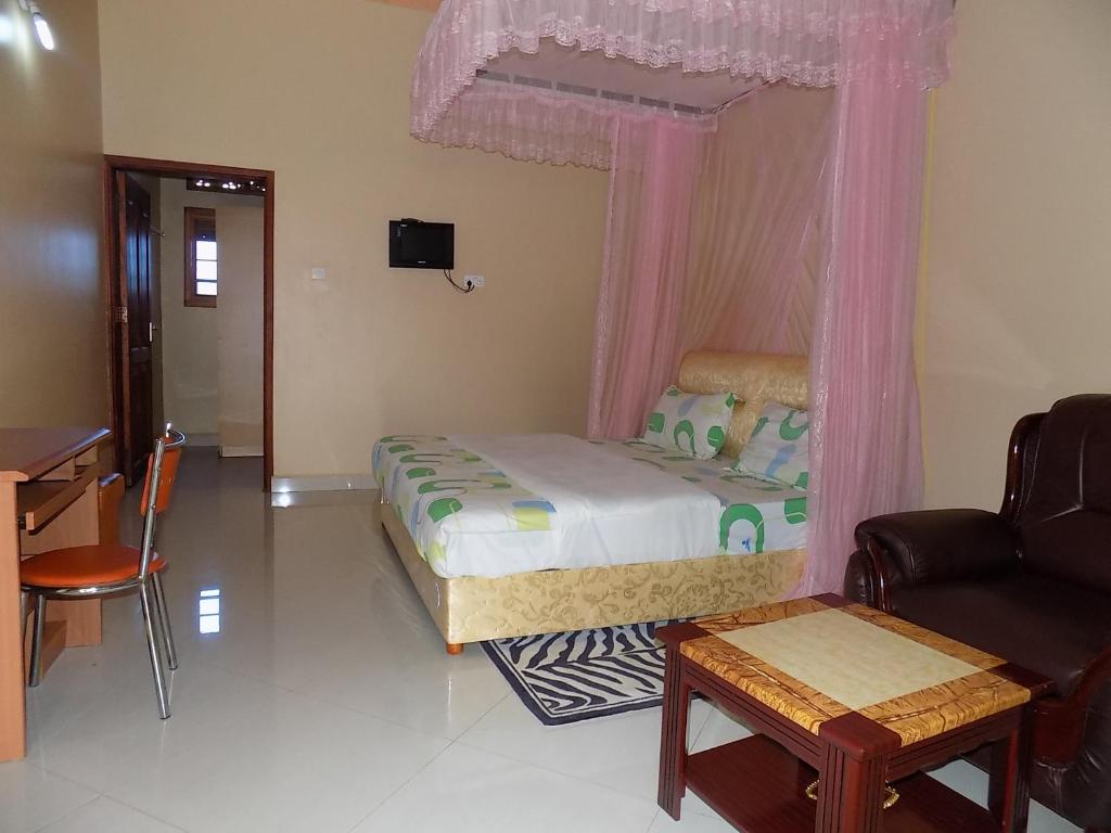 Giường trong phòng chung tại Tik Hotel Hoima