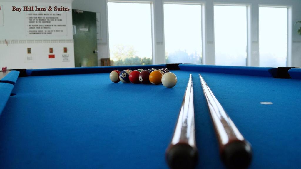 Biliár nebo kulečník v ubytování Bay Hill Inns & Suites