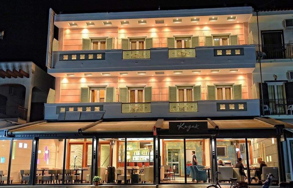 un edificio con un restaurante frente a él en Aktis Hotel, en Palaia Epidavros