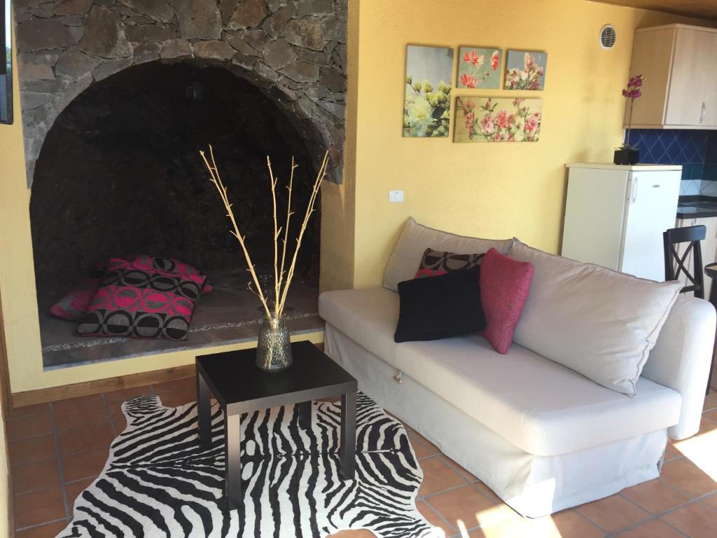 sala de estar con sofá y chimenea en Casa Reyes, en San Sebastián de la Gomera