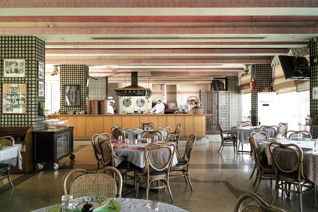 Restaurace v ubytování Hotel Al Bustan