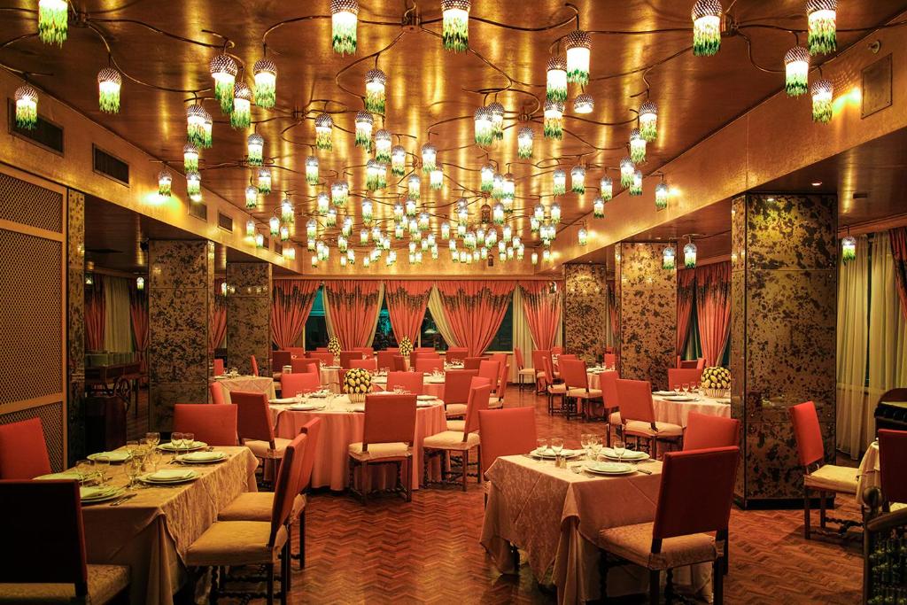 Restaurace v ubytování Hotel Al Bustan