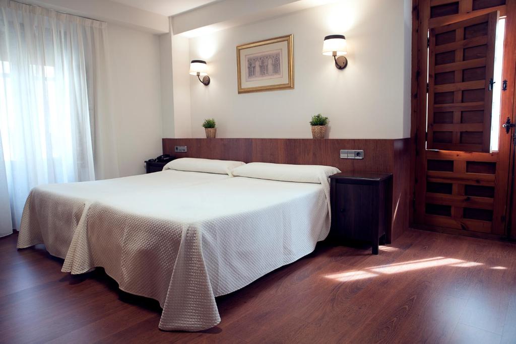 Postel nebo postele na pokoji v ubytování Hotel Santa Isabel