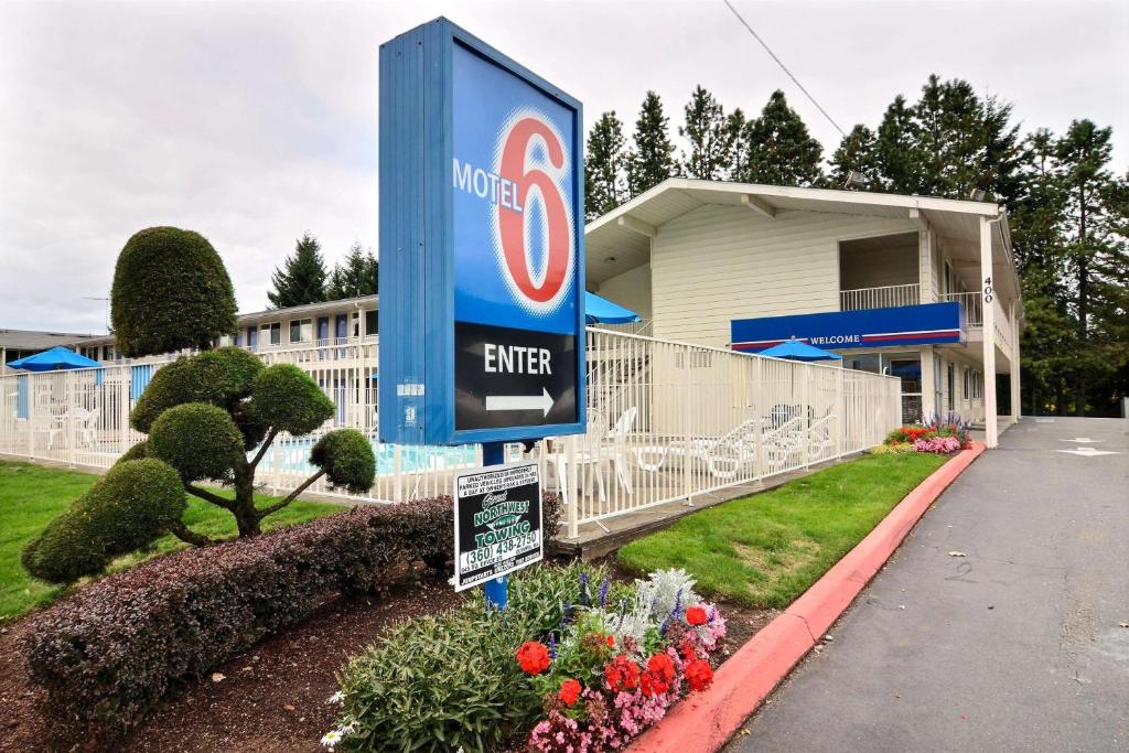 a sign in front of a hotel at Motel 6-Tumwater, WA - Olympia in Tumwater