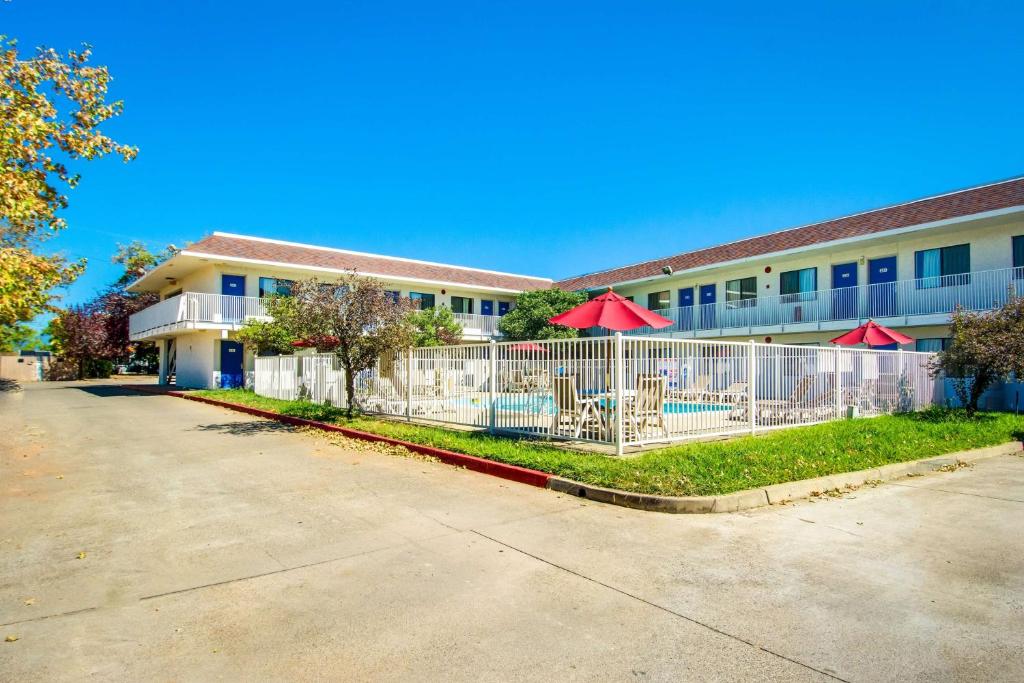 Bazén v ubytování Motel 6-Redding, CA - North nebo v jeho okolí