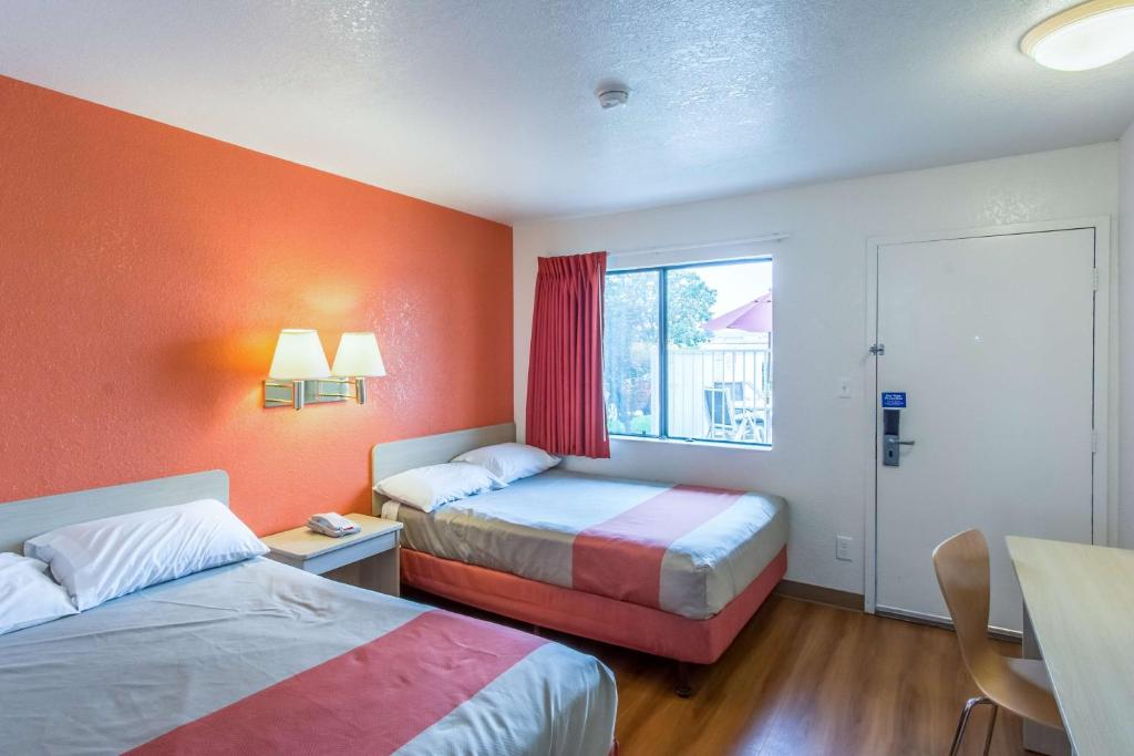 Postel nebo postele na pokoji v ubytování Motel 6-Redding, CA - North