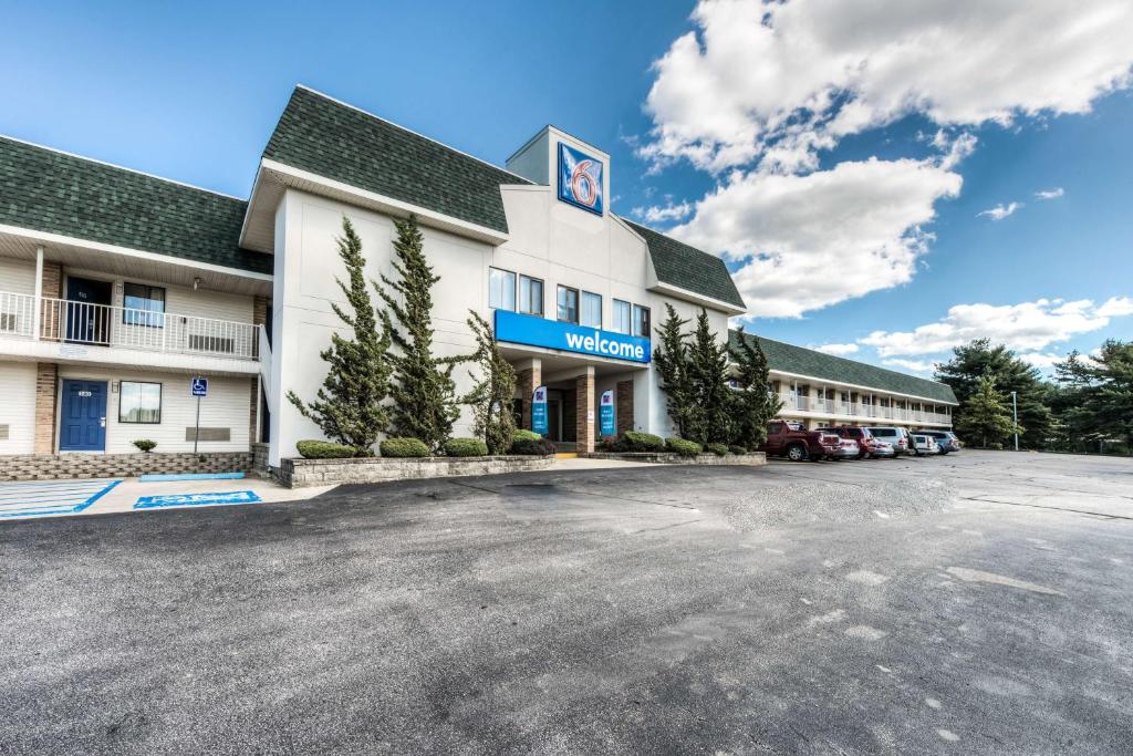 a front view of a hotel with a parking lot at Motel 6-Niantic, CT - New London in Niantic