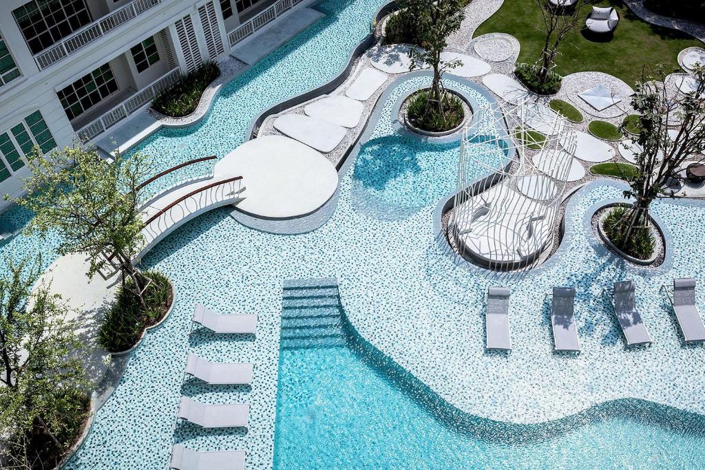 una vista aerea su uno scivolo d'acqua in un resort di 2 Bedroom Summer Huahin Condominium a Hua Hin