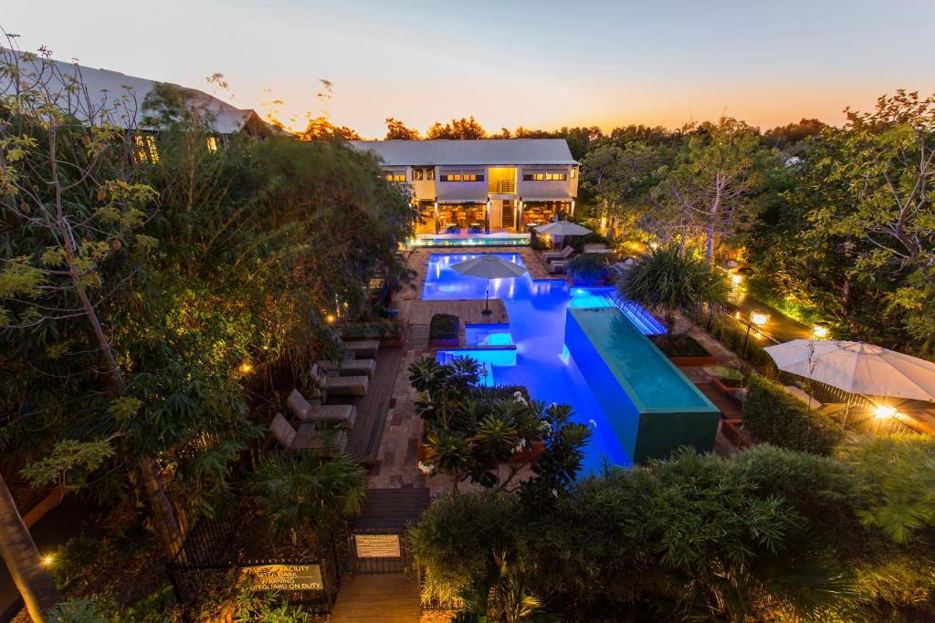 uma vista aérea de um resort com uma piscina em Kimberley Sands Resort em Broome