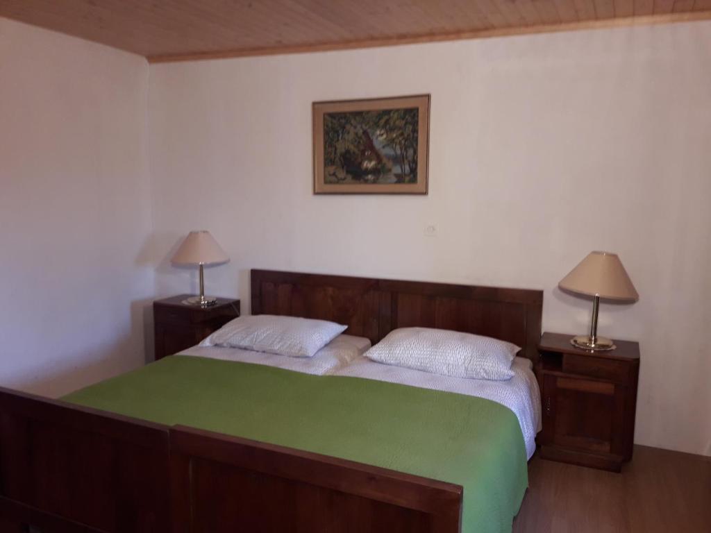 En eller flere senge i et værelse på Apartment Valetovi