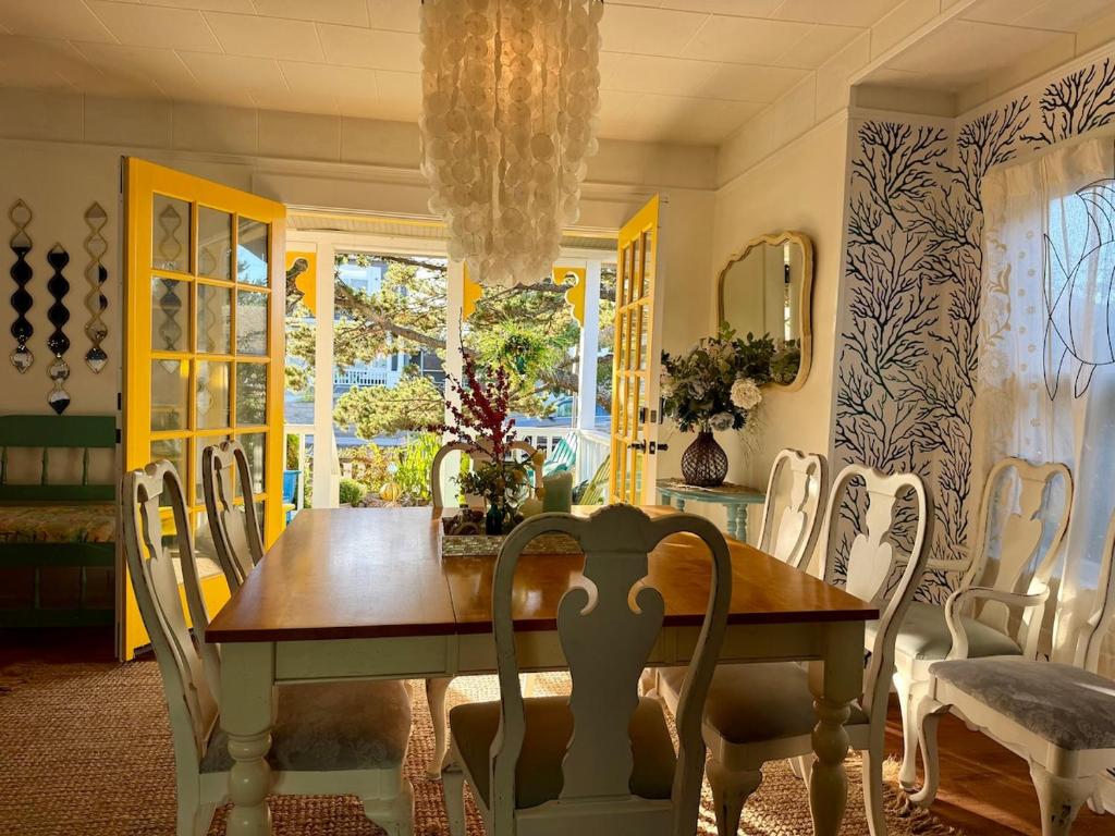 Beachy Chic Seaside Retreat-1 block to beach, 3 blks to town ...