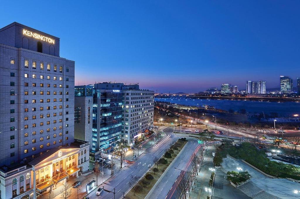 widok na miasto w nocy w obiekcie Kensington Hotel Yeouido w Seulu