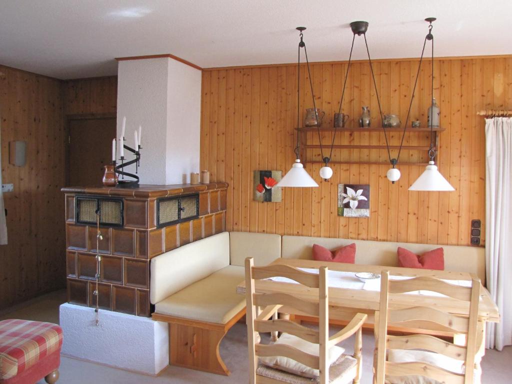 eine Küche und ein Esszimmer mit einem Tisch und Stühlen in der Unterkunft Ferienhaus Edersee in Vöhl