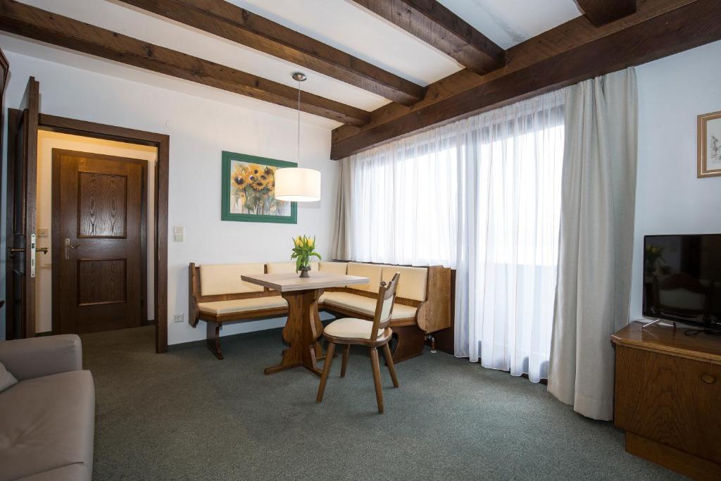 Una televisión o centro de entretenimiento en Hotel Altmünsterhof