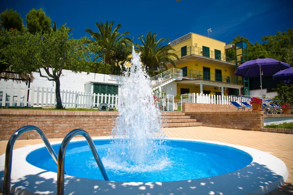 Bazén v ubytování Hotel Le Cave nebo v jeho okolí