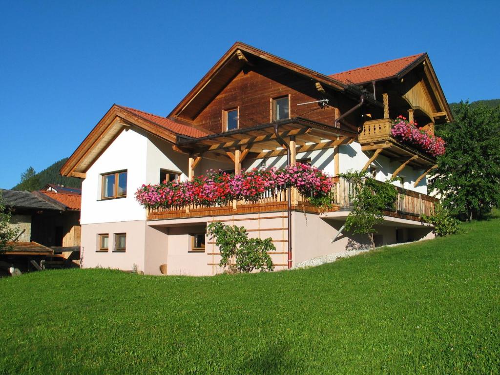 una casa con cajas de flores a un lado. en Ferienhaus Sternhof, en Mieders