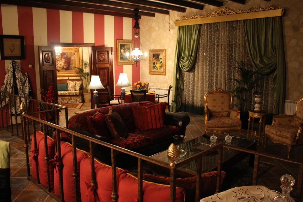 a living room with a couch and a table at Casa Rural Mendoza in Corral de Almaguer