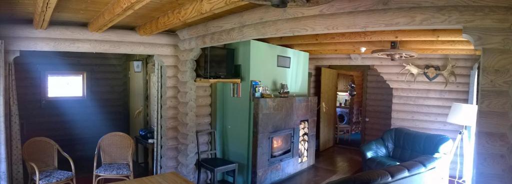 - un salon avec une cheminée dans une maison dans l'établissement Marknatalu Puhkemajad, à Pärnu