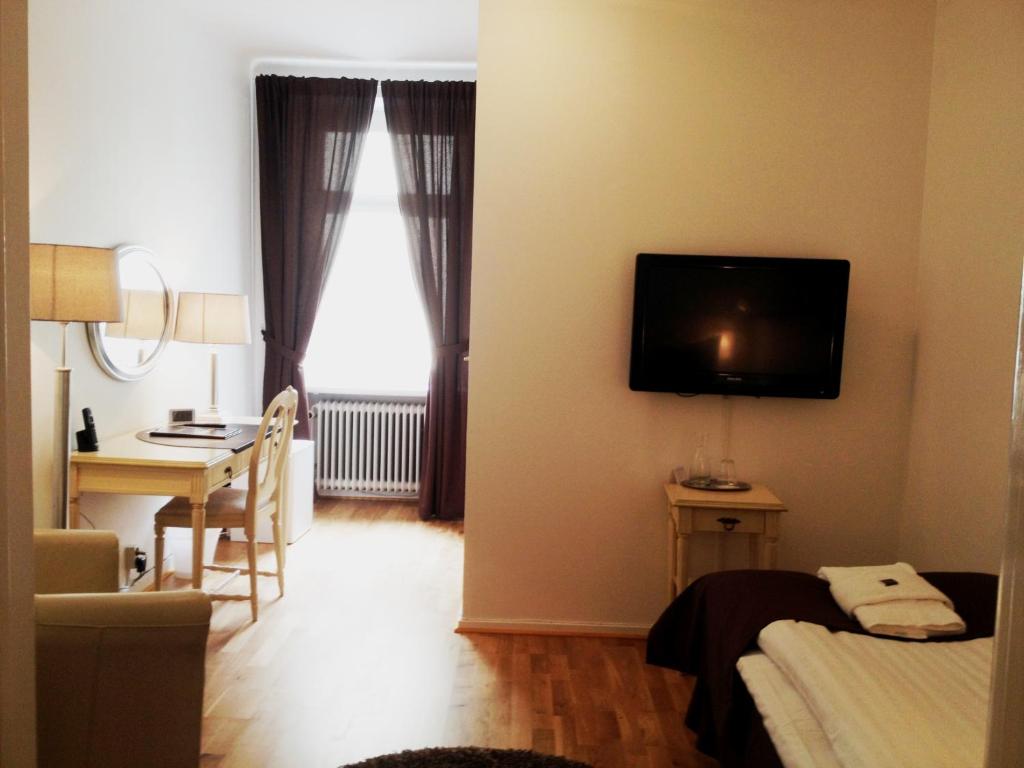 TV a/nebo společenská místnost v ubytování Stadshotellet Kristianstad