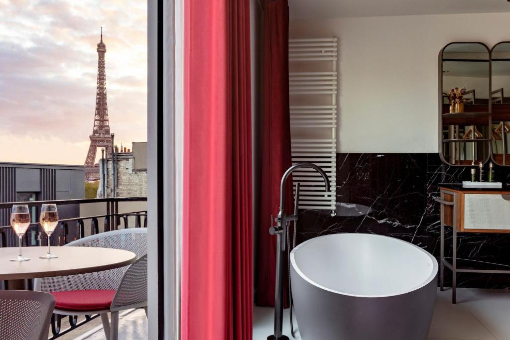Grand Suite Eiffel with Balcony — room photograph