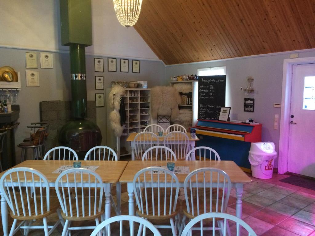 Restaurace v ubytování Tuvagård B&B Vindhästar