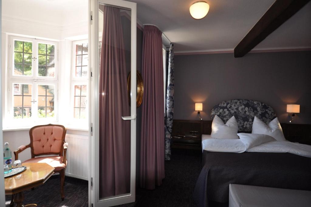 Postel nebo postele na pokoji v ubytování Hotel Schmuckkästchen