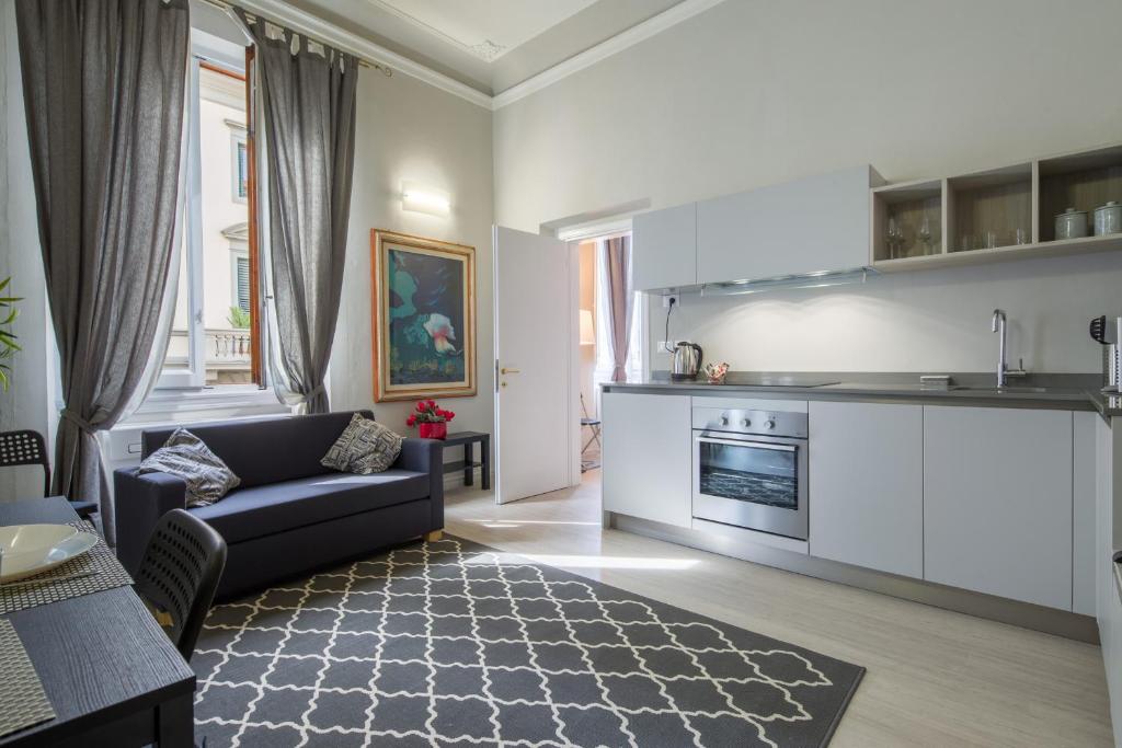 フィレンツェにあるBeccaria Suiteのリビングルーム(ソファ付)、キッチン