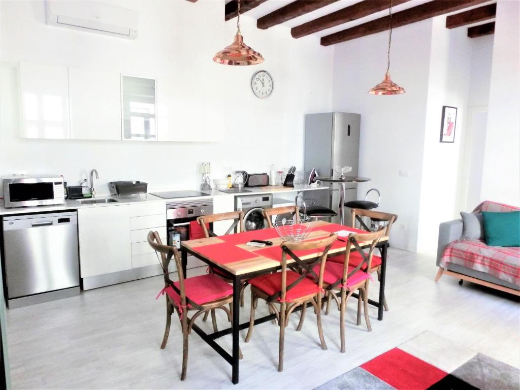 バレンシアにあるTotal Valencia Lonjaのキッチン、ダイニングルーム(テーブル、椅子付)