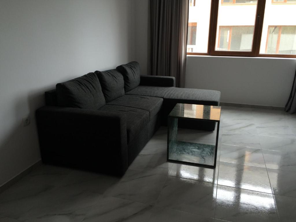 sala de estar con sofá y mesa de cristal en Apartment Spa Holidays, en Sandanski