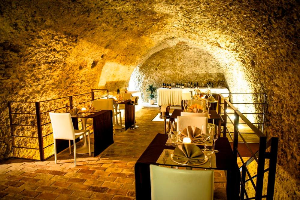 un restaurante con mesas y sillas en un túnel en Antico Borgo Chieti, en Chieti