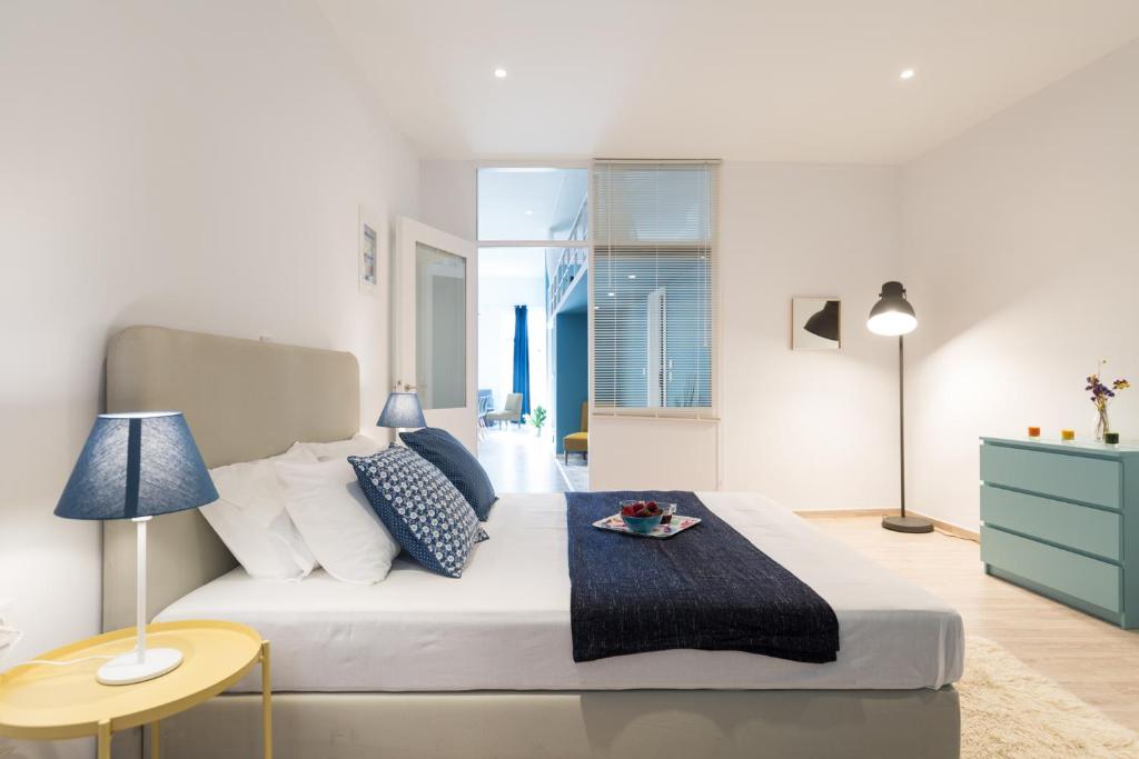 Postel nebo postele na pokoji v ubytování Boutique Central Apartments Acropolis View
