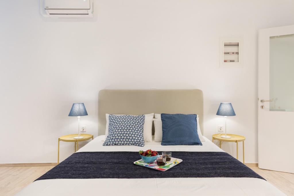 Postel nebo postele na pokoji v ubytování Boutique Central Apartments Acropolis View