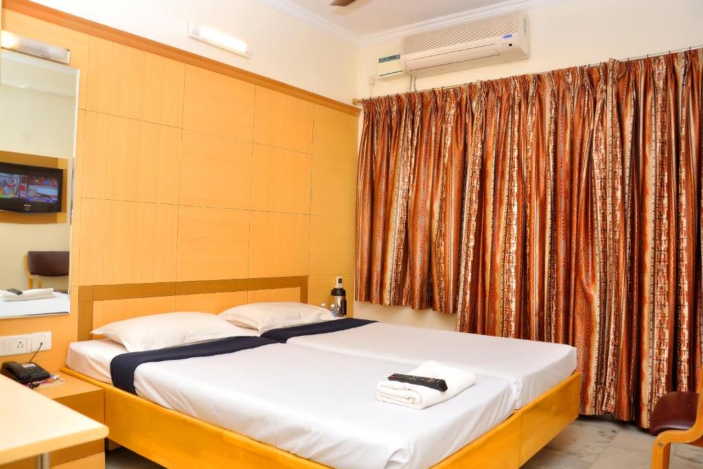 Postel nebo postele na pokoji v ubytování Nayagara Hotel