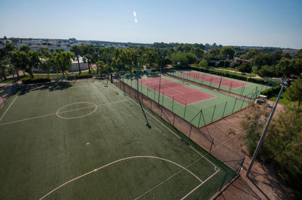 Tenis a/nebo squash v ubytování Blu Salento Village nebo okolí
