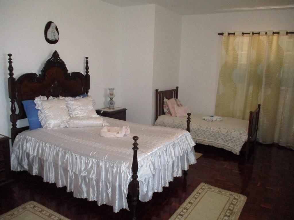سرير أو أسرّة في غرفة في Pérola Achadense Guesthouse