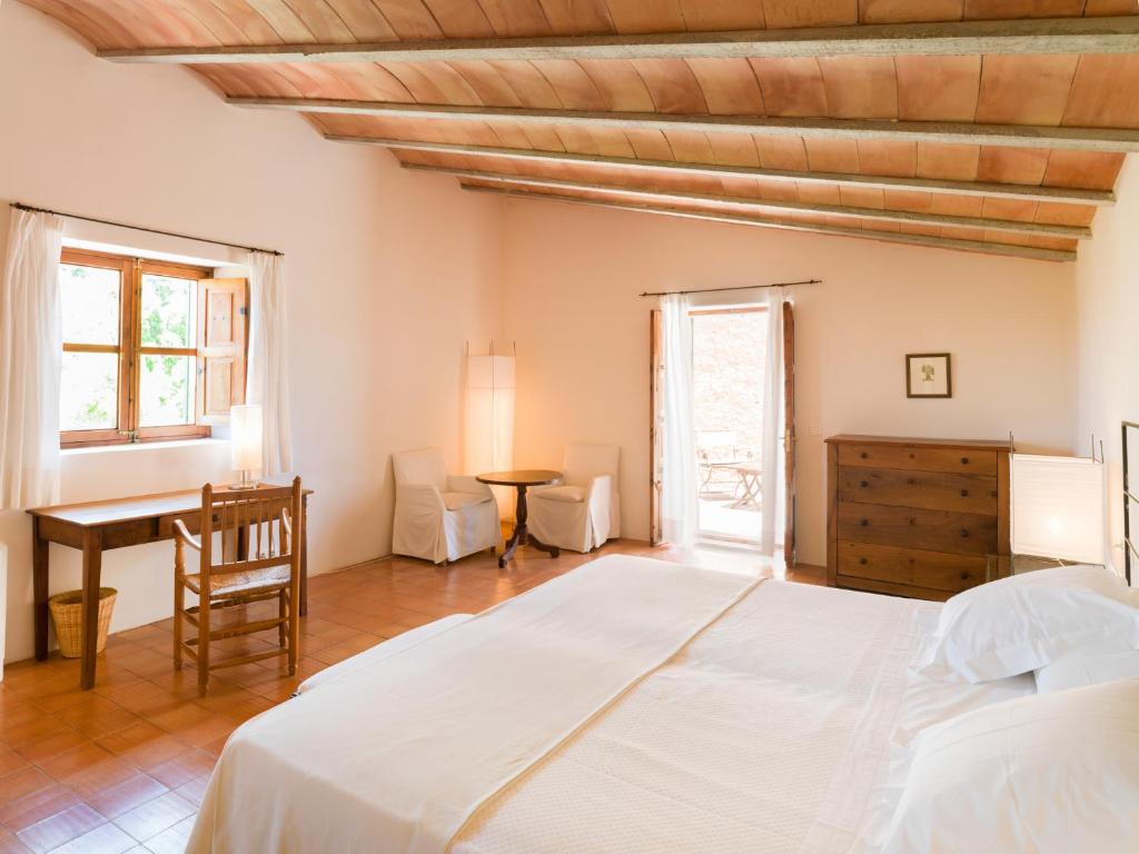 Postel nebo postele na pokoji v ubytování Casa Rural Son Bernadinet